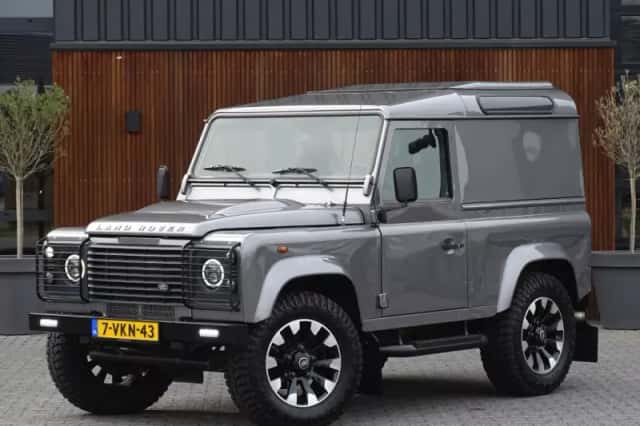 Land Rover Defender (2010) thumbnail 6
