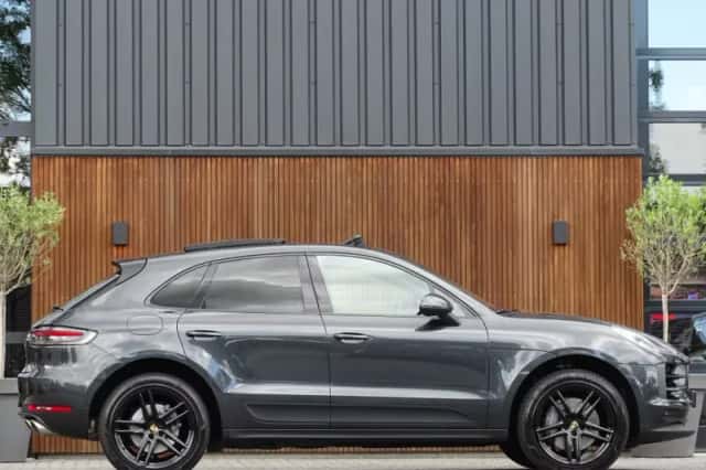 Porsche Macan (2019) thumbnail 3