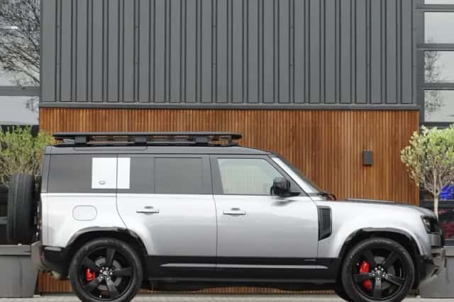 Land Rover Defender (2021) thumbnail 3