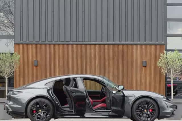 Porsche Taycan (2020) thumbnail 4
