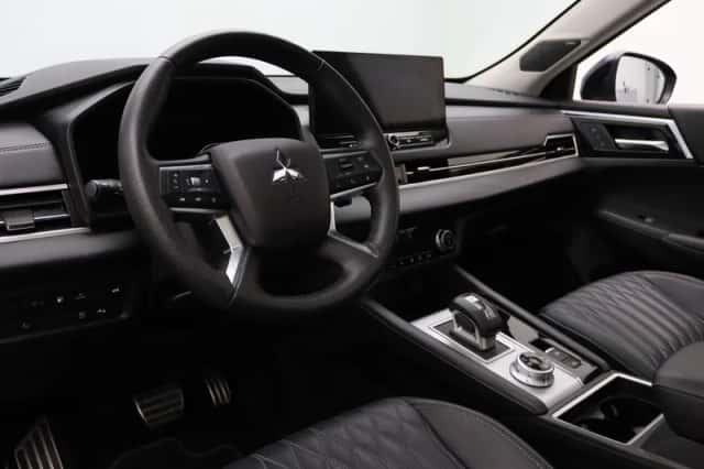 Mitsubishi Outlander (2025) thumbnail 3