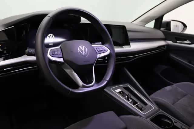 Volkswagen Golf (2023) thumbnail 3