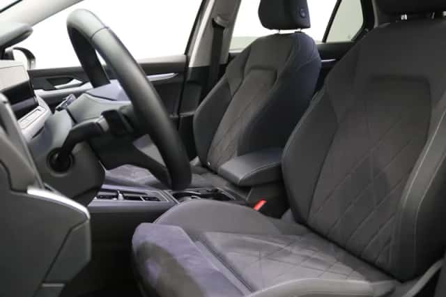 Volkswagen Golf (2023) thumbnail 5