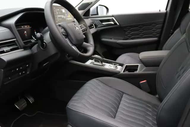 Mitsubishi Outlander (2025) thumbnail 3