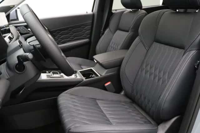 Mitsubishi Outlander (2025) thumbnail 4