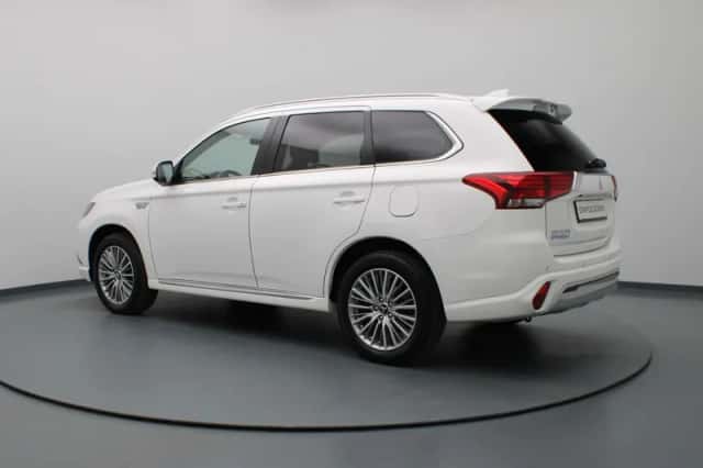 Mitsubishi Outlander (2021) thumbnail 2