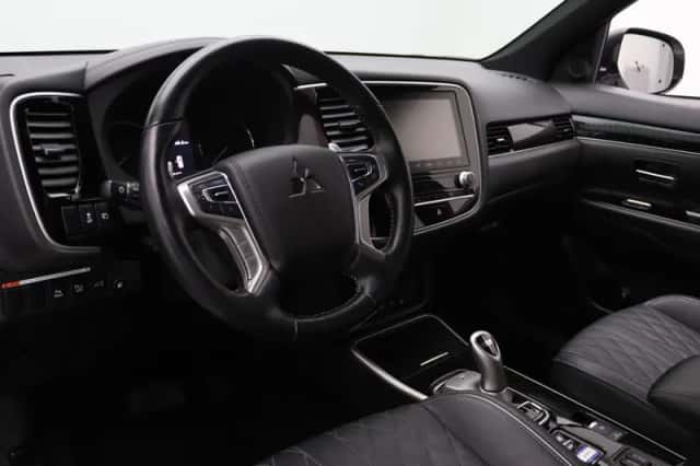 Mitsubishi Outlander (2021) thumbnail 3
