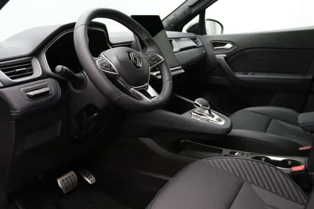 Renault Captur (2025) thumbnail 3