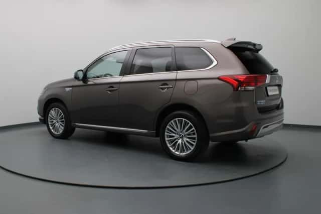 Mitsubishi Outlander (2021) thumbnail 2