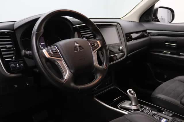 Mitsubishi Outlander (2021) thumbnail 3