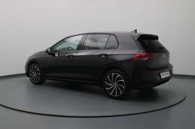 Volkswagen Golf (2023) thumbnail 2