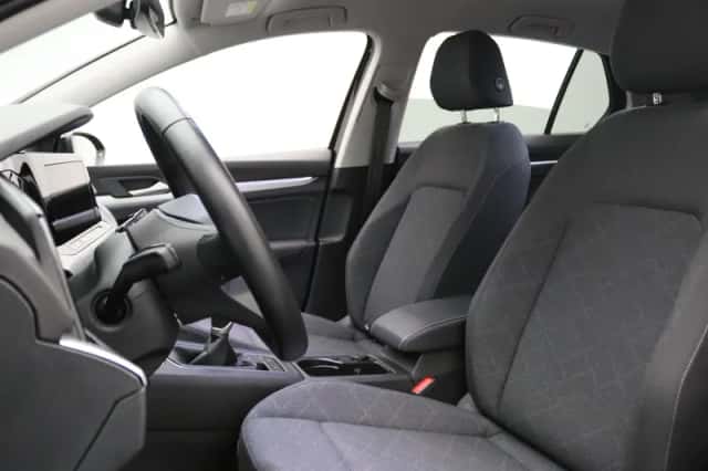 Volkswagen Golf (2023) thumbnail 5