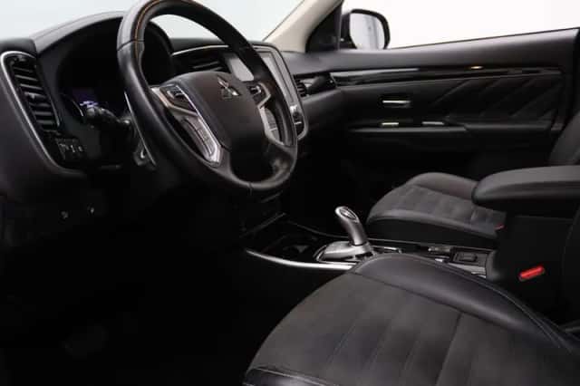 Mitsubishi Outlander (2021) thumbnail 3