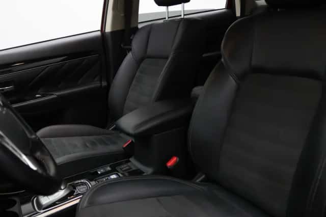 Mitsubishi Outlander (2021) thumbnail 4