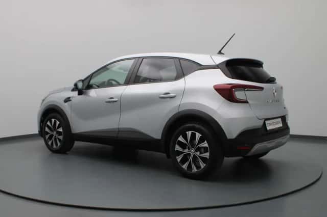 Renault Captur (2023) thumbnail 2
