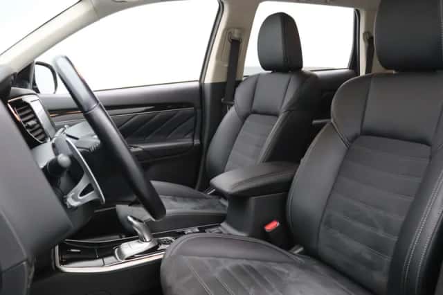 Mitsubishi Outlander (2021) thumbnail 4