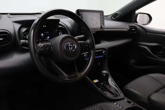 Toyota Yaris (2021) thumbnail 3
