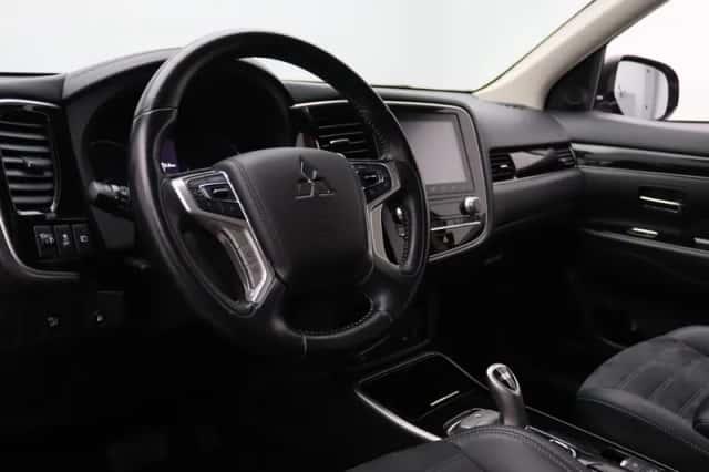 Mitsubishi Outlander (2021) thumbnail 3