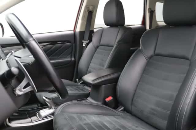 Mitsubishi Outlander (2021) thumbnail 4