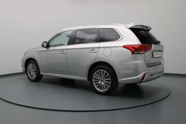 Mitsubishi Outlander (2021) thumbnail 2