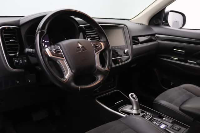 Mitsubishi Outlander (2021) thumbnail 3