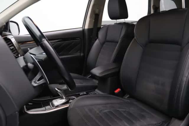 Mitsubishi Outlander (2021) thumbnail 4