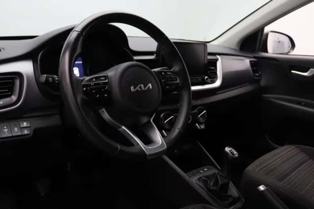 Kia Stonic (2021) thumbnail 3