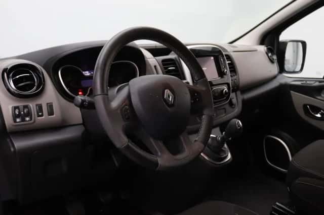 Renault Trafic (2016) thumbnail 3