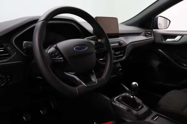 Ford Focus (2023) thumbnail 3