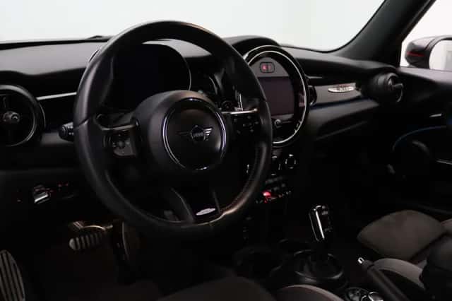 MINI Cooper S (2023) thumbnail 3