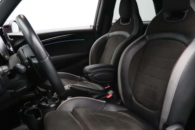 MINI Cooper S (2023) thumbnail 5