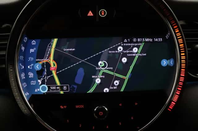 MINI Cooper S (2023) thumbnail 6