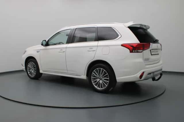 Mitsubishi Outlander (2021) thumbnail 2