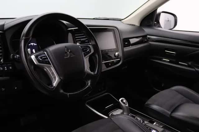 Mitsubishi Outlander (2021) thumbnail 3