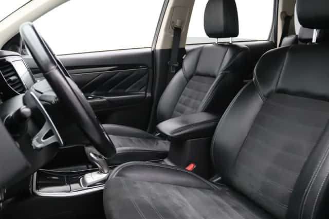 Mitsubishi Outlander (2021) thumbnail 5