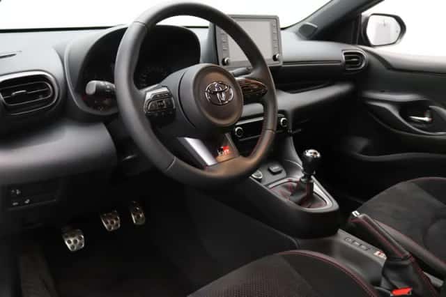 Toyota Yaris (2022) thumbnail 3