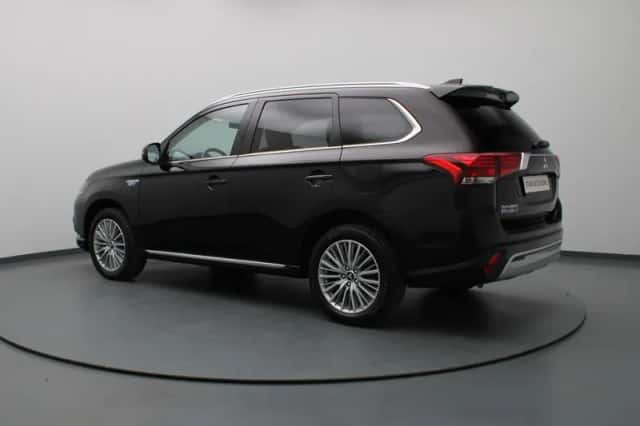 Mitsubishi Outlander (2021) thumbnail 2
