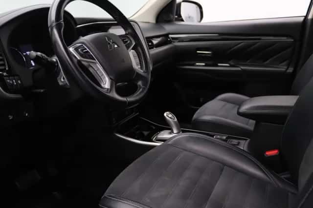 Mitsubishi Outlander (2021) thumbnail 3