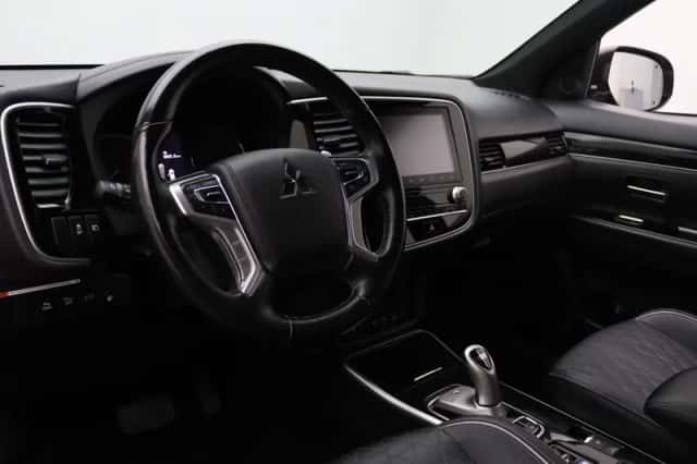 Mitsubishi Outlander (2021) thumbnail 3