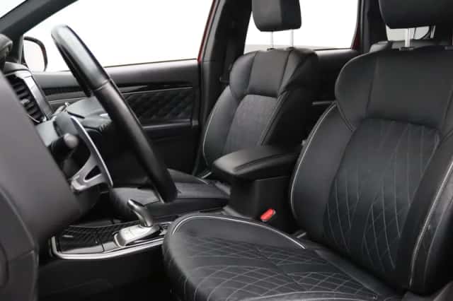 Mitsubishi Outlander (2021) thumbnail 5