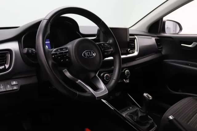 Kia Stonic (2021) thumbnail 3