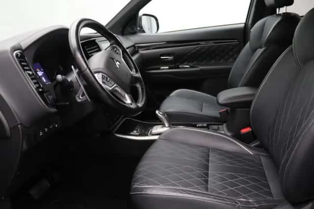 Mitsubishi Outlander (2021) thumbnail 3
