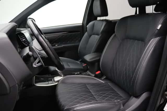 Mitsubishi Outlander (2021) thumbnail 5