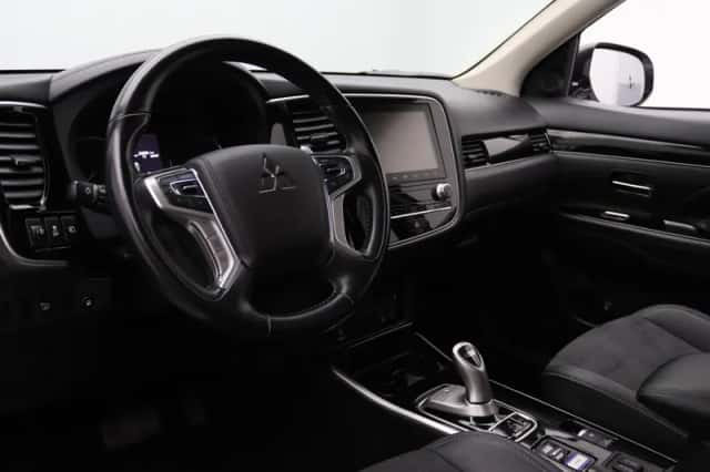 Mitsubishi Outlander (2021) thumbnail 3
