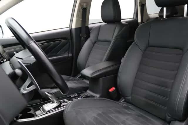 Mitsubishi Outlander (2021) thumbnail 5