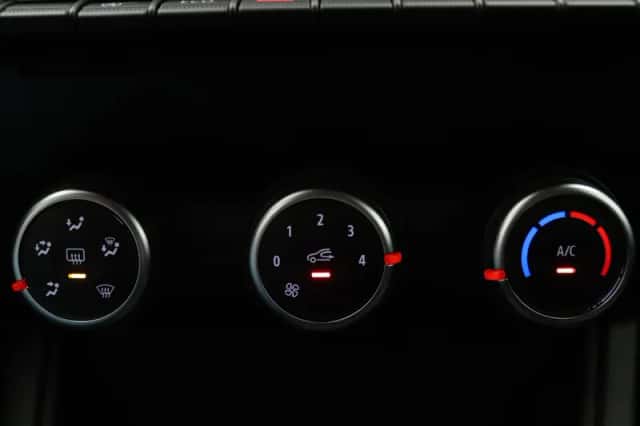 Renault Captur (2023) thumbnail 6