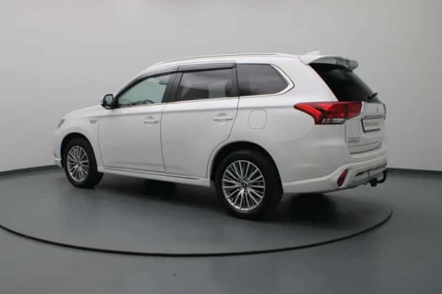 Mitsubishi Outlander (2021) thumbnail 2