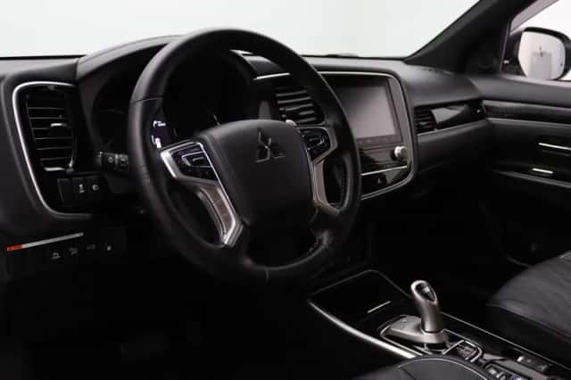 Mitsubishi Outlander (2021) thumbnail 3