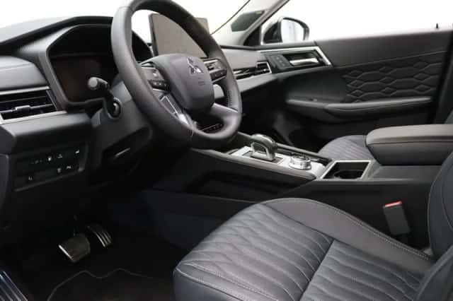Mitsubishi Outlander (2026) thumbnail 3