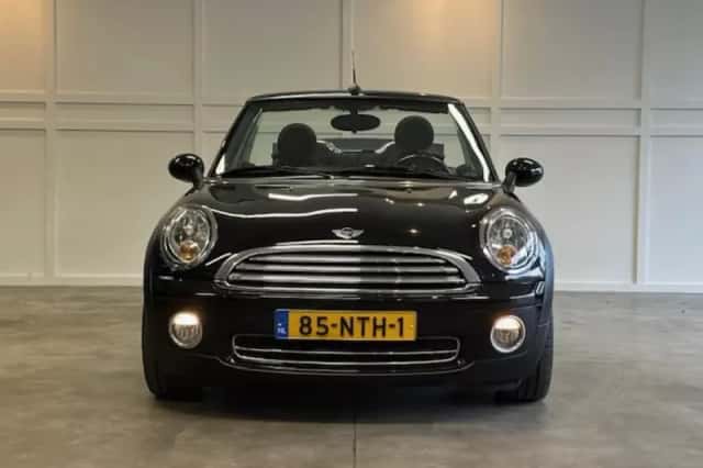 MINI Cabrio (2010) thumbnail 2